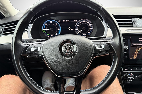 Volkswagen Passat 28 of 30