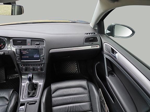Volkswagen e-Golf VII 11 of 22