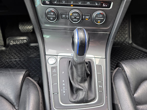 Volkswagen e-Golf VII 16 of 22