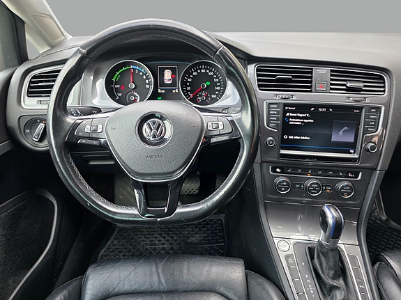 Volkswagen e-Golf VII 13 of 22