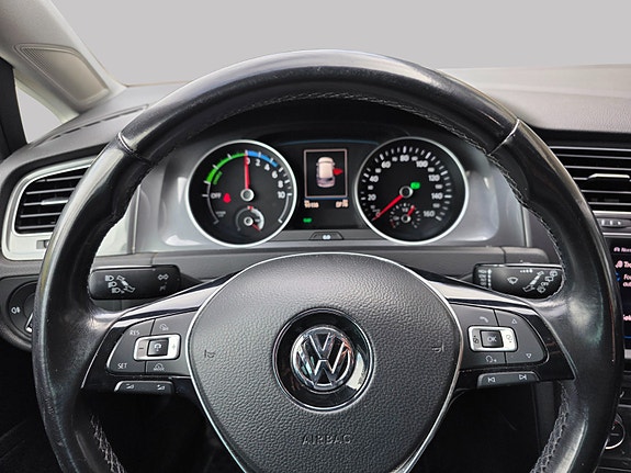 Volkswagen e-Golf VII 14 of 22