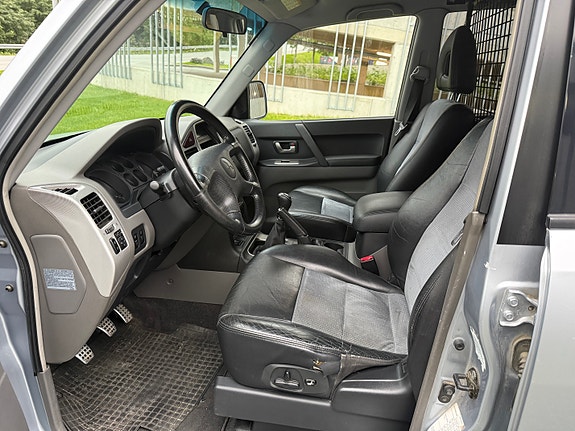 Mitsubishi Pajero 14 of 30