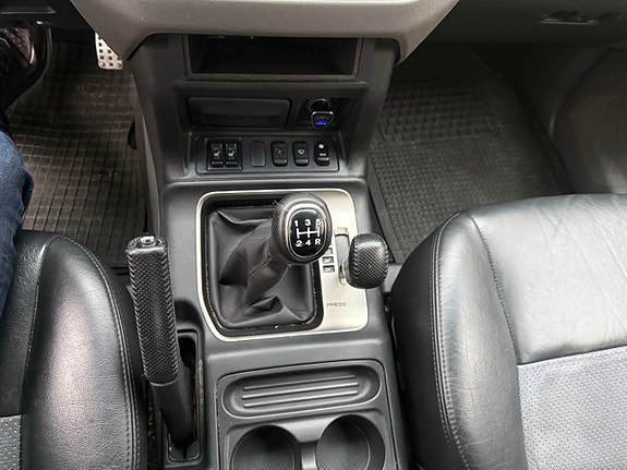 Mitsubishi Pajero 12 of 30