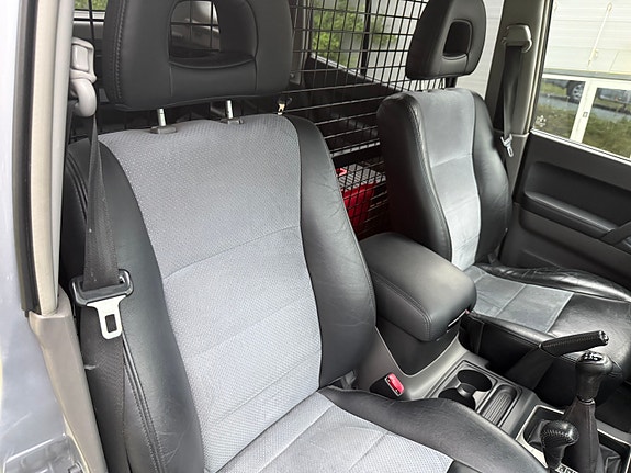Mitsubishi Pajero 10 of 30