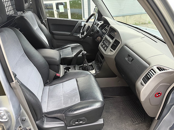 Mitsubishi Pajero 9 of 30