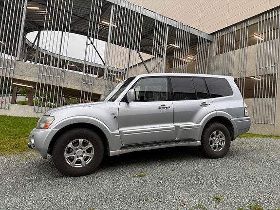 Mitsubishi Pajero 2 of 30