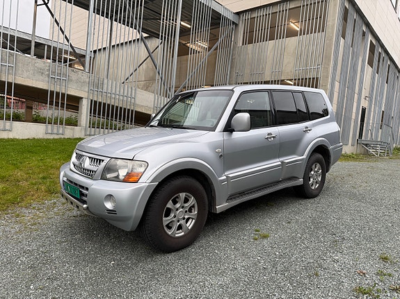 Mitsubishi Pajero 4 of 30