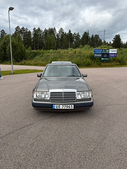 Mercedes-Benz 260 E 8 of 19