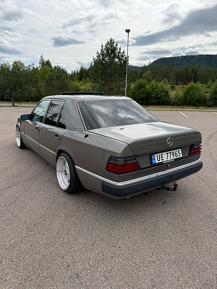 Mercedes-Benz 260 E 3 of 19