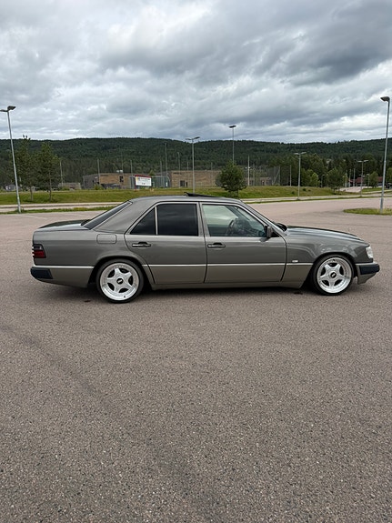 Mercedes-Benz 260 E 6 of 19