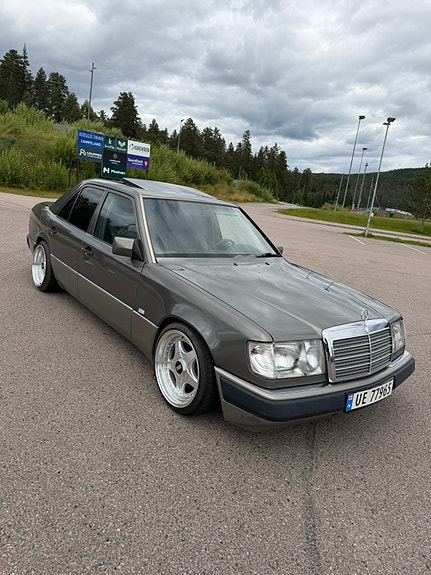 Mercedes-Benz 260 E 7 of 19