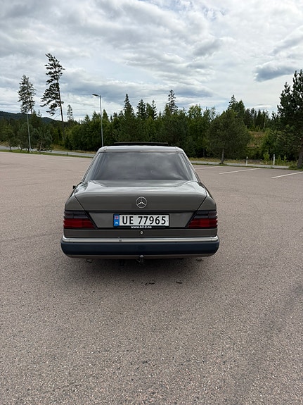 Mercedes-Benz 260 E 4 of 19
