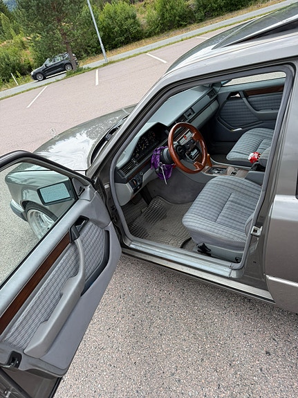 Mercedes-Benz 260 E 9 of 19