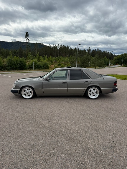 Mercedes-Benz 260 E 2 of 19