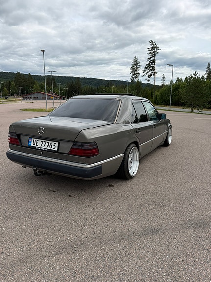 Mercedes-Benz 260 E 5 of 19