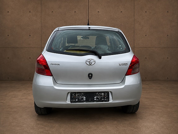 Toyota Yaris 10 of 12