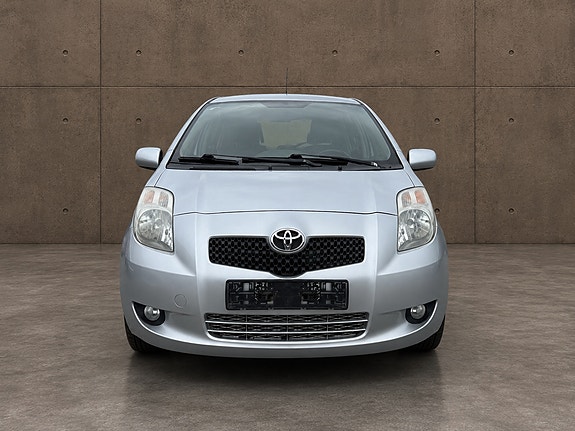 Toyota Yaris 2 of 12
