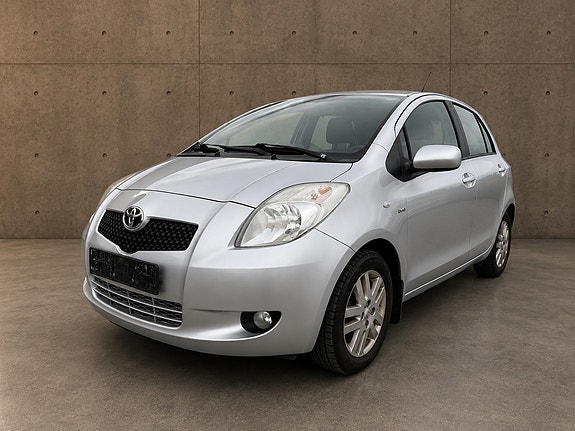 Toyota Yaris 3 of 12