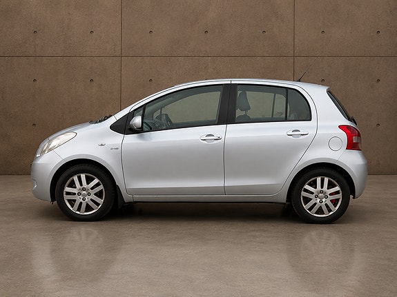 Toyota Yaris 4 of 12
