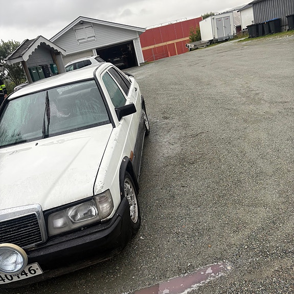 Mercedes-Benz 190 E 2 of 8