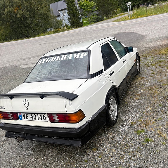 Mercedes-Benz 190 E 3 of 8