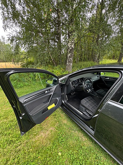 Volkswagen Golf VII 13 of 22