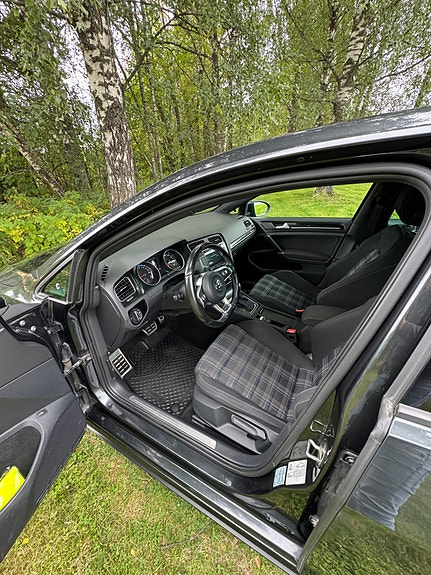 Volkswagen Golf VII 14 of 22
