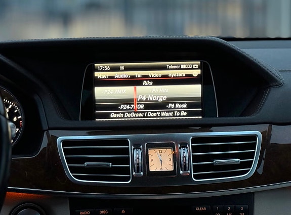 Mercedes-Benz E500 18 of 28