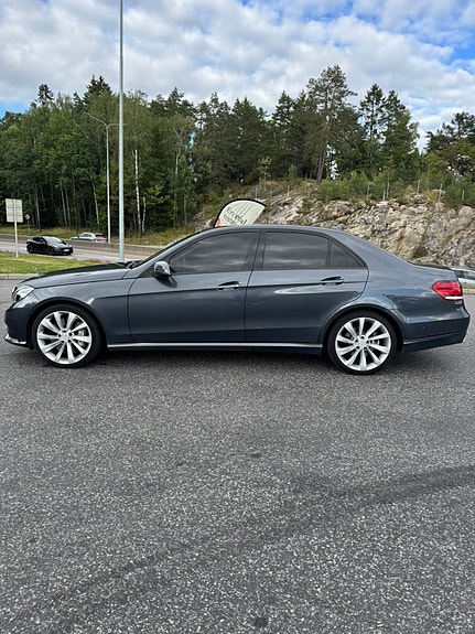 Mercedes-Benz E500 3 of 28