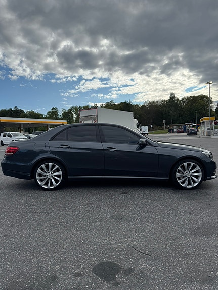 Mercedes-Benz E500 7 of 28