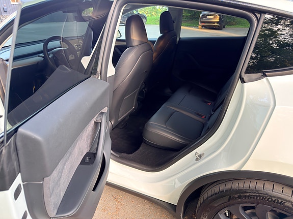 Tesla Model Y 12 of 19