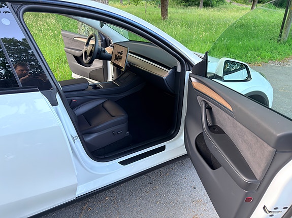 Tesla Model Y 15 of 19