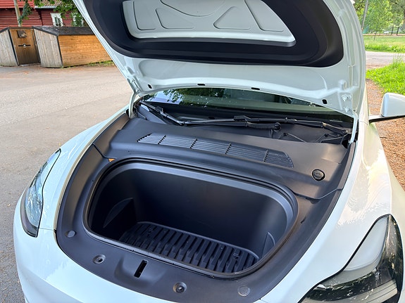 Tesla Model Y 9 of 19