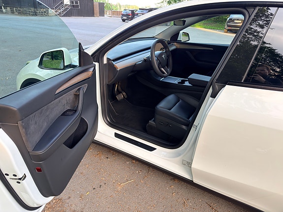 Tesla Model Y 11 of 19