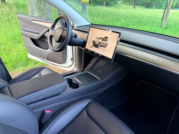 Tesla Model Y 17 of 19