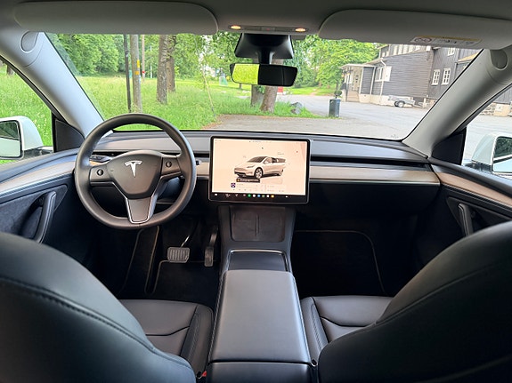Tesla Model Y 16 of 19