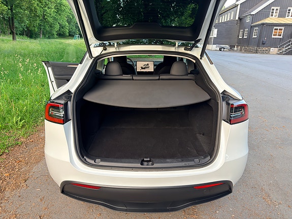 Tesla Model Y 10 of 19