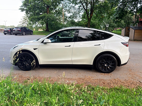 Tesla Model Y 4 of 19