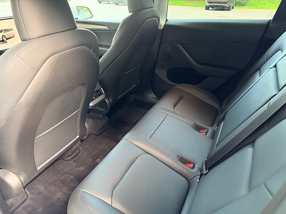 Tesla Model Y 13 of 19