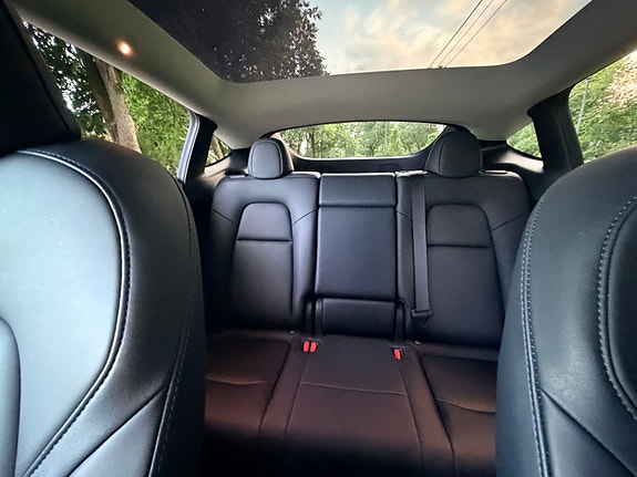 Tesla Model Y 18 of 19