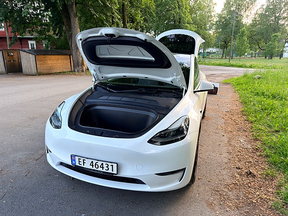 Tesla Model Y 8 of 19