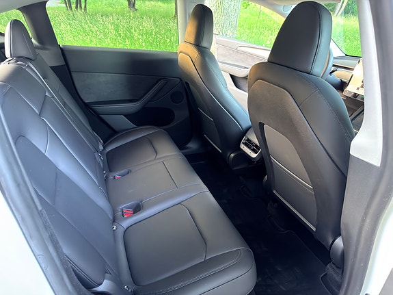 Tesla Model Y 14 of 19