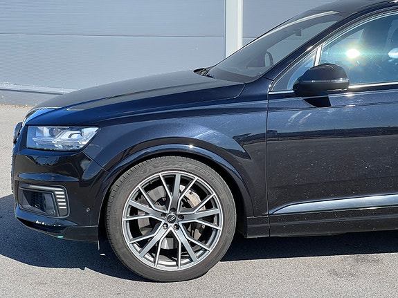 Audi Q7 2 of 21