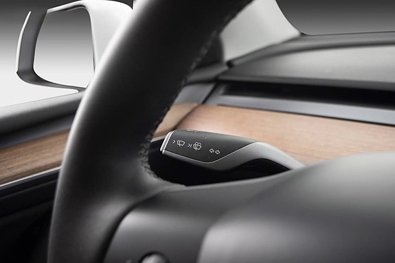 Tesla Model Y 14 of 18