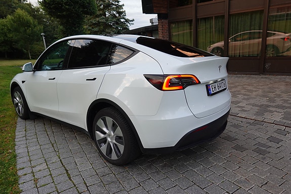 Tesla Model Y 9 of 18