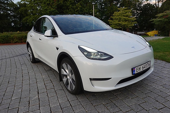 Tesla Model Y 12 of 18