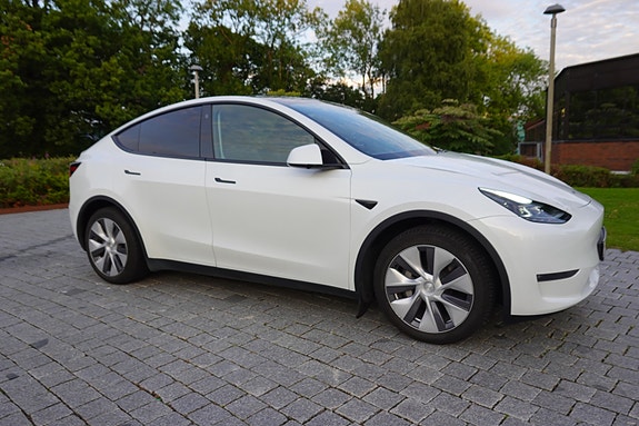 Tesla Model Y 10 of 18