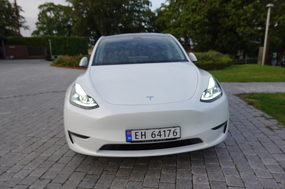 Tesla Model Y 13 of 18