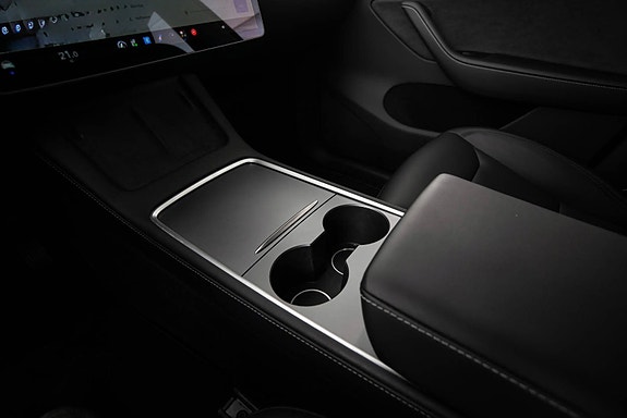 Tesla Model Y 16 of 18