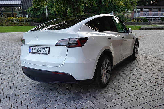 Tesla Model Y 7 of 18